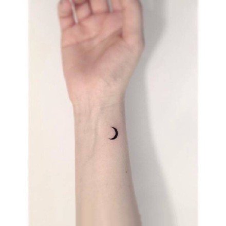 手腕上超简单的一组小纹身图案作品