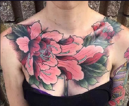 漂亮的一组男女性大花胸纹身图案作品欣赏