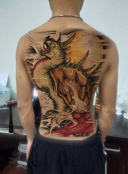 男士背部的满背传统纹身图案作品9张