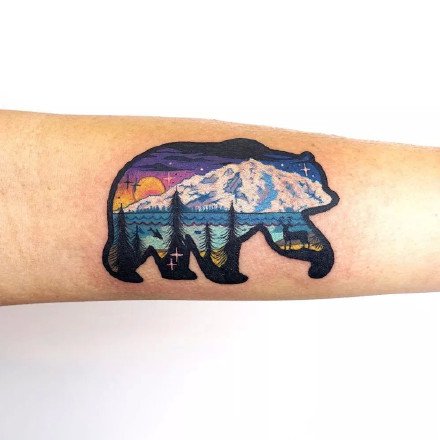 创意的动物轮廓和幻彩色星空风景等元素的纹身图案