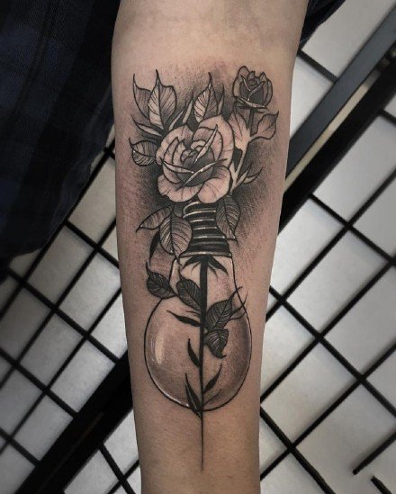 花朵在灯泡和瓶子里--黑色创意点刺花朵纹身图案作品
