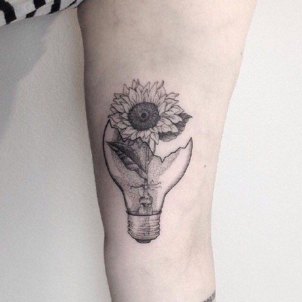 花朵在灯泡和瓶子里--黑色创意点刺花朵纹身图案作品