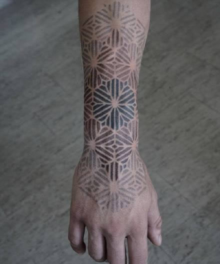 死黑手背纹身--从手臂到满手背的深黑色纹身图案