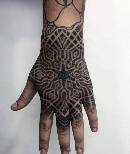 死黑手背纹身--从手臂到满手背的深黑色纹身图案