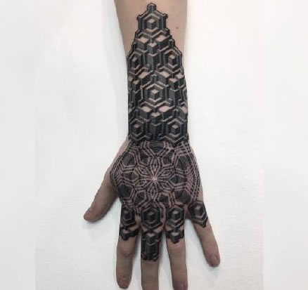 死黑手背纹身--从手臂到满手背的深黑色纹身图案