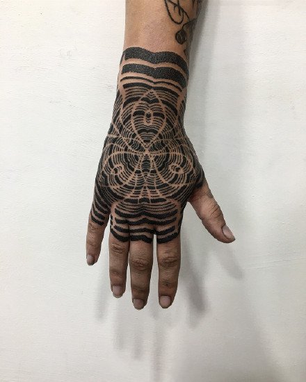 死黑手背纹身--从手臂到满手背的深黑色纹身图案