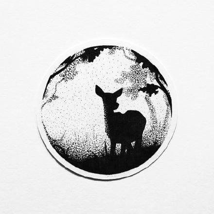 点刺小鹿手稿：几何点刺圆形中的小鹿纹身素材图片