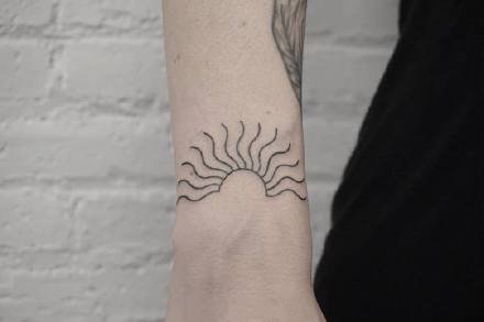 水波纹纹身：一组手部的简约黑色水波纹纹身作品图片