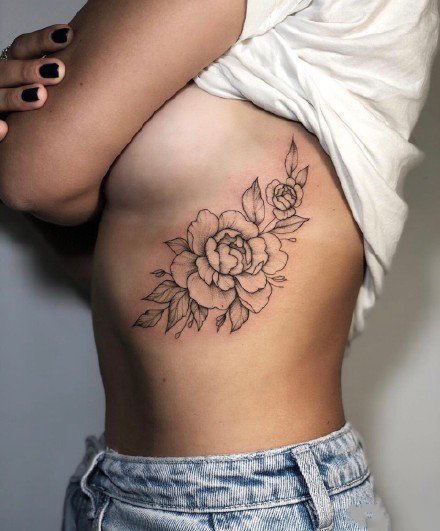 很性感的女性身上的花花草草纹身图案9张