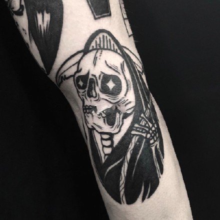 胳膊上好看的一组小面积的黑灰纹身图案欣赏