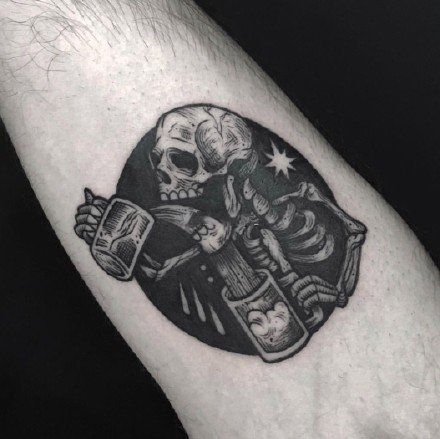 胳膊上好看的一组小面积的黑灰纹身图案欣赏