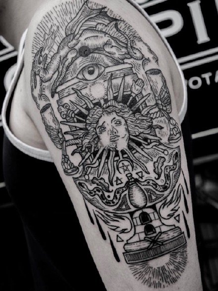 胳膊上好看的一组小面积的黑灰纹身图案欣赏