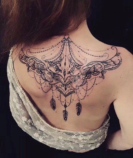 女生身上很性感的宝石蕾丝链纹身图案欣赏