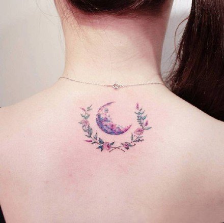 小清新的女生彩色月亮纹身图案作品9张