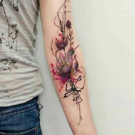 出淤泥而不染寓意的彩色莲花纹身图案