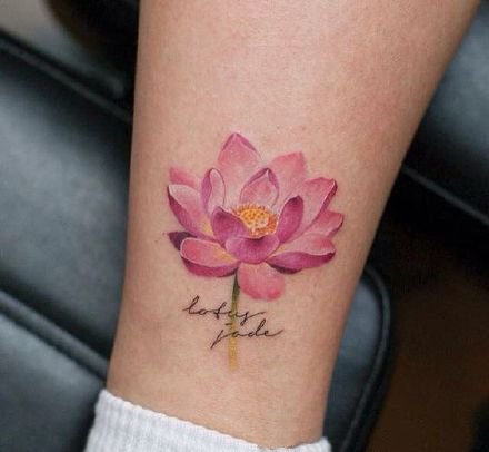 出淤泥而不染寓意的彩色莲花纹身图案