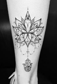 小腿后侧脚踝处的黑色漂亮纹身图案作品欣赏