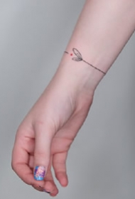 手腕上的超简约手环纹身图案作品9张