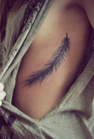 一组羽毛相关的纹身图案作品9张