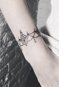 手腕上很简约的小清新手环纹身图案9张