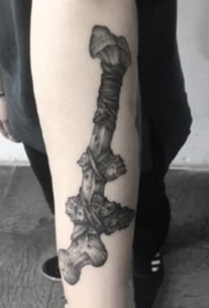 小臂上的匕首和器具黑灰点刺纹身图案欣赏