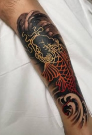黄色和黑色对比明显的几张纹身作品图片