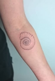 冷淡风格的的手臂超简约小纹身图案