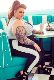 一组国外胖美妞的摄影纹身图片欣赏