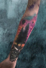 小手臂上的暗色水彩色纹身图案欣赏