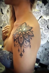 一组肩部上的梵花图腾纹身图案作品