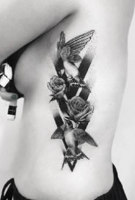 看起来很漂亮的侧腰部纹黑色点刺纹身图案