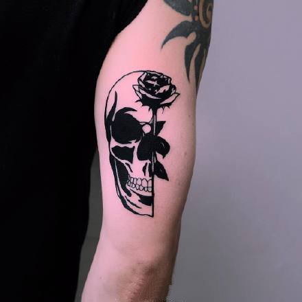 深黑色简洁风格的一组小黑色纹身图案