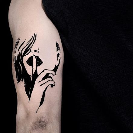 深黑色简洁风格的一组小黑色纹身图案