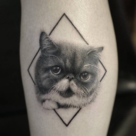 一组黑灰色的几何图形+小猫纹身图案欣赏