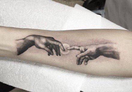 一组两手相对的手势纹身图案欣赏