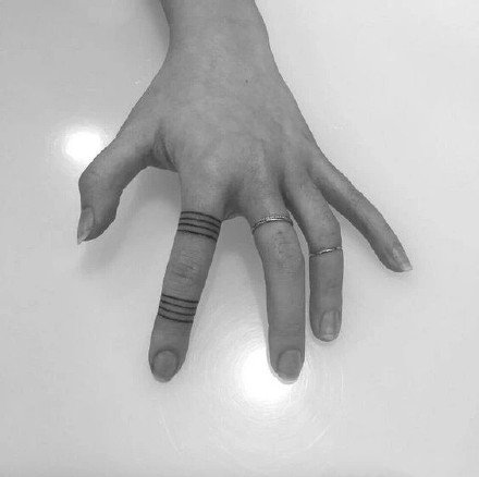 18张纹在手指上很好看的小纹身图案欣赏