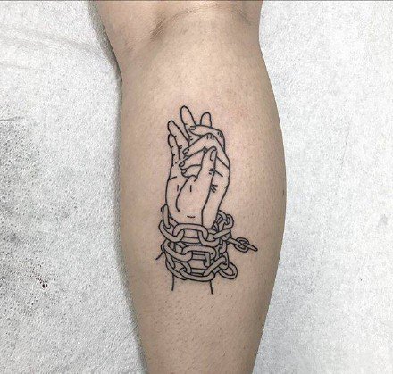 9张两只手握在一起的牵手纹身图案欣赏