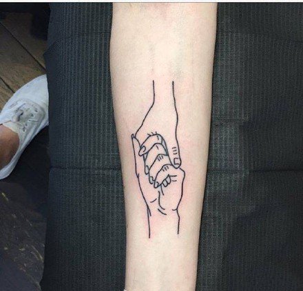 9张两只手握在一起的牵手纹身图案欣赏