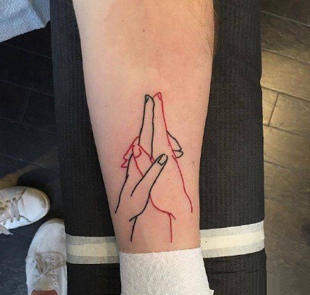 9张两只手握在一起的牵手纹身图案欣赏