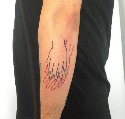 9张两只手握在一起的牵手纹身图案欣赏