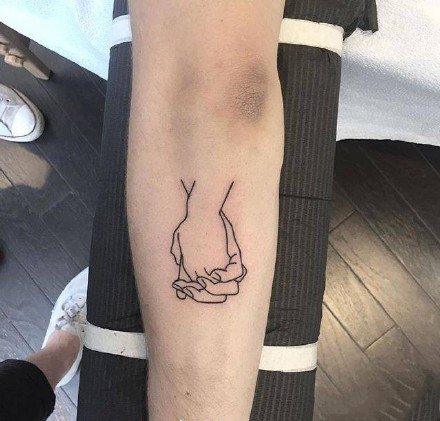 9张两只手握在一起的牵手纹身图案欣赏
