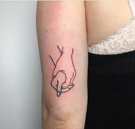 9张两只手握在一起的牵手纹身图案欣赏