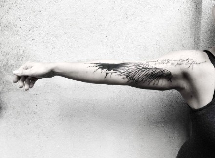 手臂和大腿上的一组黑色创意纹身图案