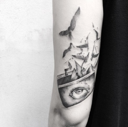 手臂和大腿上的一组黑色创意纹身图案