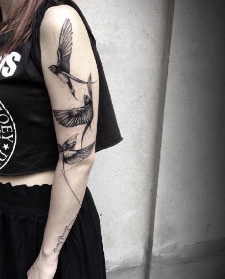 手臂和大腿上的一组黑色创意纹身图案