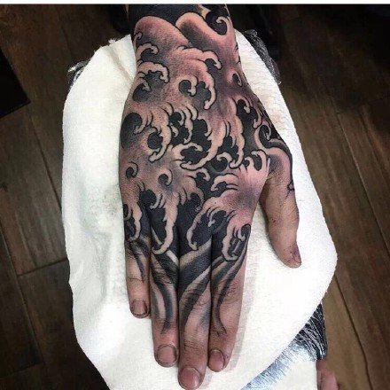 很炫酷的满手背的一组纹身图案欣赏