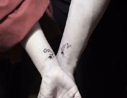 适合情侣的一组手臂简约字母纹身图案9张