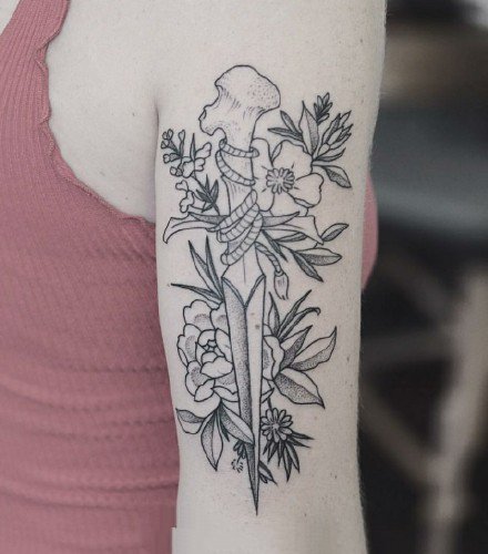 手臂和大腿上适合的大幅点刺黑灰花卉纹身图案欣赏