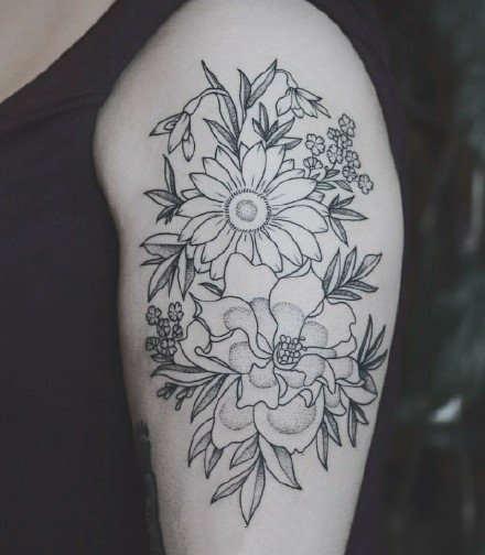 手臂和大腿上适合的大幅点刺黑灰花卉纹身图案欣赏