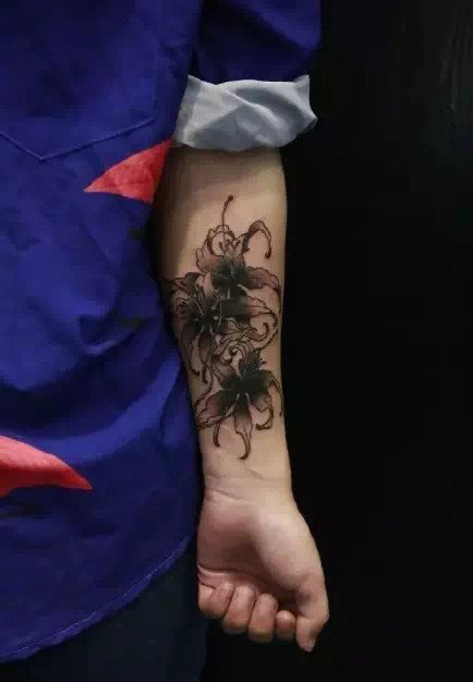 曼陀罗彼岸花纹身：18张好看的彼岸花纹身图案作品